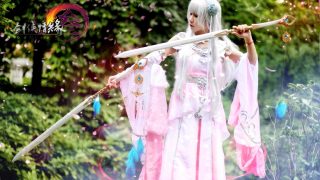 【七秀cos】一剑舞倾城，七秀秦风套萝莉外景正片 出镜：coser沐紫