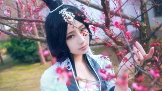 取次花丛懒回顾，半缘修道半缘君。出镜：光由