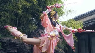 画廊绣舫霓裳舞，小桥流水叶娉婷。出镜：瑾璱_