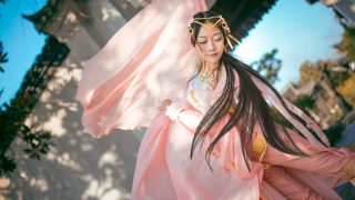 愿可得相随成旧人，经年共月把酒话当年。出镜：怀寐