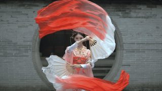 『七秀剑舞动四方，水云仙乐演宫商，莲步笙歌相知起，一船星月坐听香。』出镜：司音