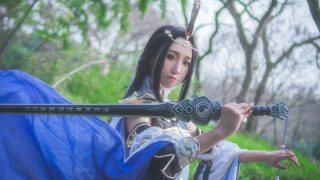 六和风气独尊王，剑动凝神群四方 心中大道掌中舞，灵剑纷飞似嚣张 出镜：芳草