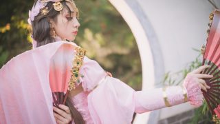 七秀剑舞动四方 水云仙乐演宫商 莲步笙歌相和起 一船星月坐听香 出镜：本少少女心