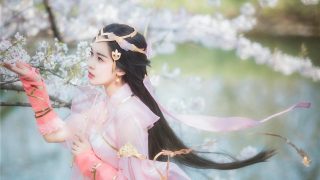 风袖低，四方起，回雪轻，一剑名动天与地。出镜：英俊lulu酱