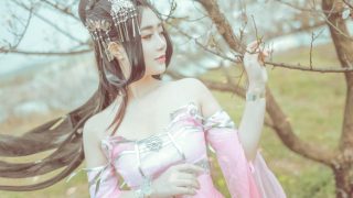 有心摘花祭秋凉 缘杨求翠舞飞黄 无央夜色弄湖月 份尽瘦西渺苍茫 出镜：兰韶