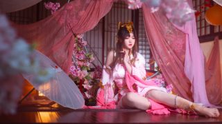 七秀剑舞动四方，水云仙乐演宫商。莲步笙歌相知起，一船星月坐听香。 出镜：陵光光