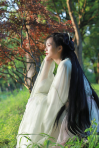 首夏犹清和，芳草亦未歇 出镜：素酒凌浠