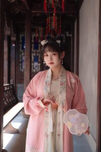 东风袅袅泛崇光，香雾空蒙月转廊 出镜：魍离だんな