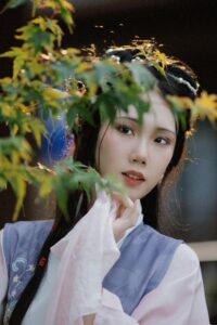 花开易见落难寻，阶前闷杀葬花人。 出镜：一颗糖果也很甜