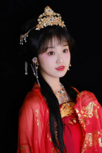 着凤冠霞帔，踩七色祥云 出镜：小羽然
