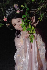 荷花开后西湖好，载酒来时，不用旌旗，前后红幢绿盖随。出镜：喵_叽