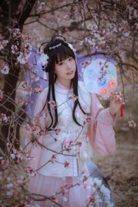 三月底拍的杏花～第一次拍到杏花，和云藏月绣家这件肥啾啾很搭～ 出镜：凤梨子