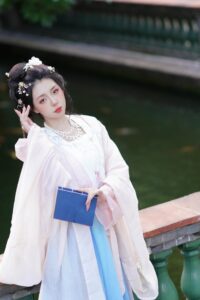 ​俺来当氛围美女了，这组就很对味儿！ 出镜：夙云敛脸圆圆