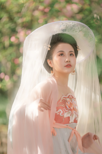 云想衣裳花想容，春风拂槛露华浓。 若非群玉山头见，会向瑶台月下逢 出镜：叶苓儿