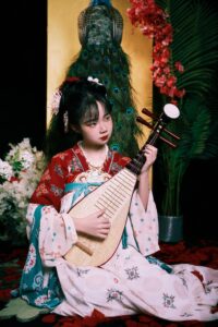 宝髻偏宜宫样，莲脸嫩，体红香。眉黛不须张敞画，天教入鬓长。 出镜：泽丘丘_Levi