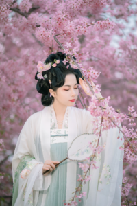 ​江南无所有，聊赠一枝春。