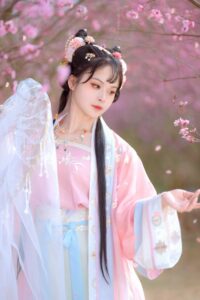 汉服正片 春日赏花图鉴  出镜：祈瑶
