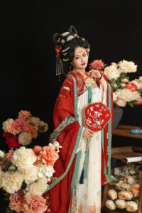 云想衣裳花想容，春风拂槛露华浓 出镜：逆位十字
