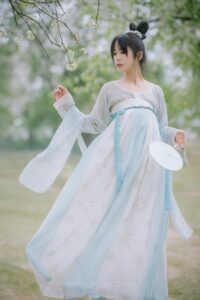 忽如一夜春风来，千树万树梨花开 出镜：辉月