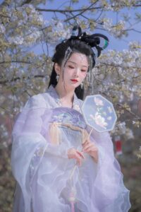 树底迷楼画里人，金钗沽酒醉馀春。鞭丝车影匆匆去，十里樱花十里尘。