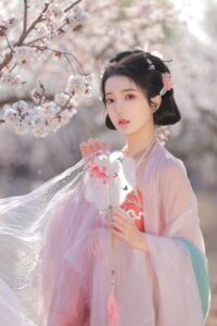 春来无事，只为花忙。出镜：鹿鹿