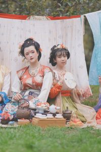 【汉服正片】裙幄之宴 暮春风景初三日，流世光阴半百年。 欲作闲游无好伴，半江惆怅却回船。