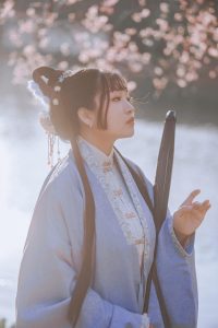 【明制汉服】麦苗葱绿日融融，柳醒桃萌吐煦风。