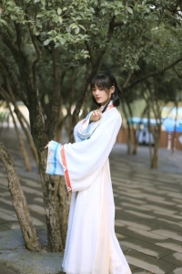 扬子江头杨柳春，杨花愁杀渡江人