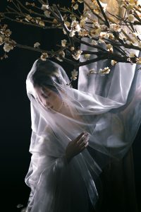 半世浮萍随水逝，一宵冷雨葬名花。 📷@ystem_Yin