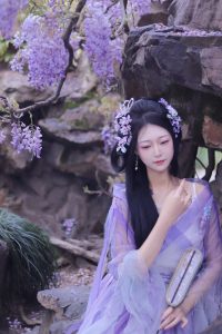 四月落在江南，化作假山上紫色的云