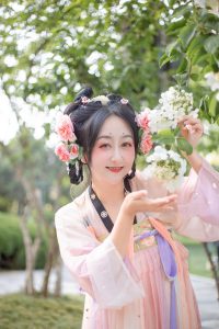 老阿姨快乐装嫩，西安真是很热情的城市啊！偶遇的摄影姐妹拍了3组唐制，带的汉服也算是收获满满啦！