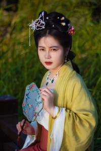 满园春色惹人醉，柳眼梅腮，已觉春心动。