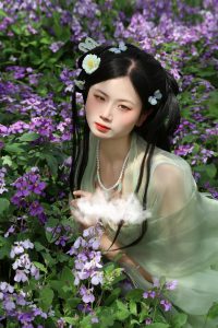 梨花淡白柳深青，柳絮飞时花满城 三台山的梨花和二月兰相遇，简直是美不胜收